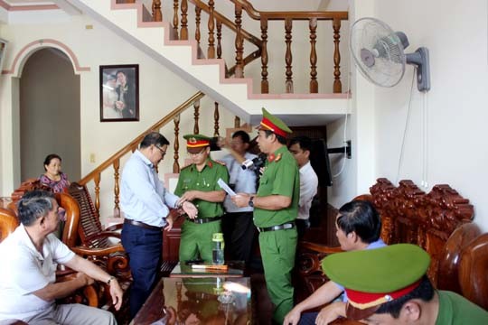 Cơ quan CSĐT Công an Phú Yên đọc lệnh bắt tạm giam đối với bị can Nguyễn Tài . Ảnh V.T