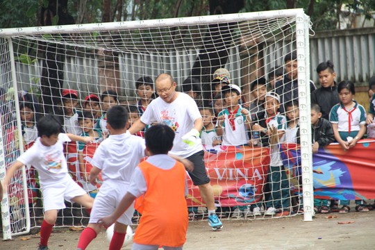 HLV Park Hang Seo với các bạn nhỏ yêu bóng đá Bình Định