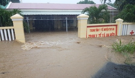 Trạm y tế xã An Hiệp (huyện Tuy An) bị ngập sâu trong nước. Ảnh: Tr.Định