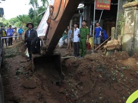10 ngôi nhà ở Quảng Ngãi hư hỏng sau tiếng nổ lớn 
