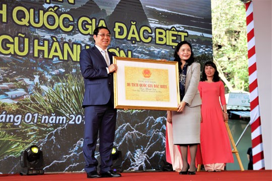 Ông Huỳnh Đức Thơ, Chủ tịch UBND thành phố Đà Nẵng đón nhận Bằng xếp hạng di tích quốc gia đặc biệt Ngũ Hành Sơn - Ảnh: Khôi Nam