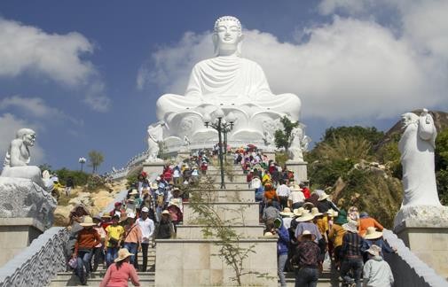 Trên đường lên núi để chiêm bái tượng Phật khổng lồ này, du khách còn được chiêm ngưỡng 18 pho tượng La Hán được tác bằng đá rất đẹp. Tr.Định