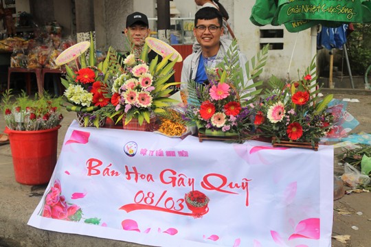 Nhiều nam sinh viên Đà Nẵng ngày 8.3 ra đường bán hoa gây quỹ - ảnh B.N