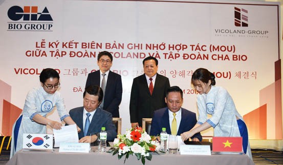 Chủ tịch Tập đoàn Vicoland Bùi Đức Long và Chủ tịch Tập đoàn CHA BIO ông Song Jae Hoon ký biên bản ghi nhớ.