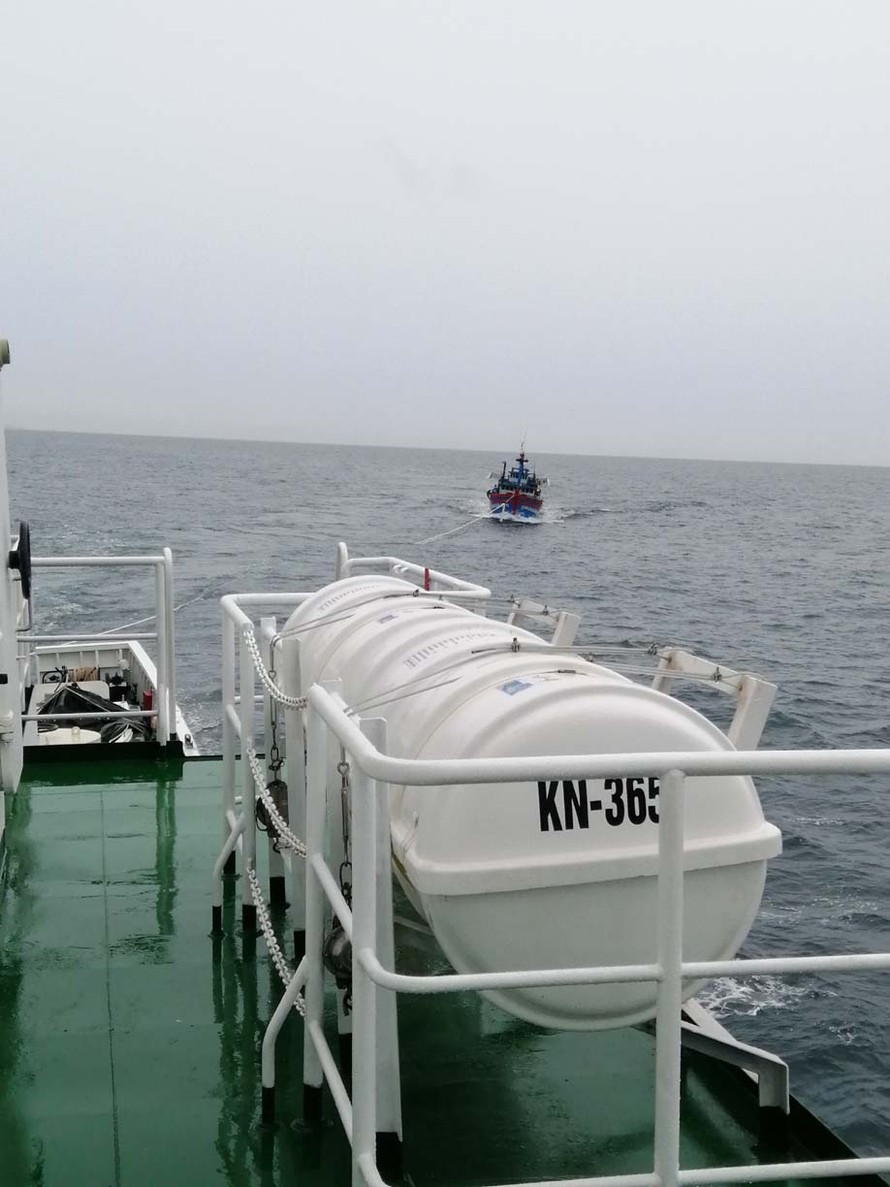 Tàu 365 Vùng 3 Hải quân đang lai dắt tàu cá QB 98799TS gặp nạn của ngư dân Quảng Bình vào bờ - ảnh X.H 