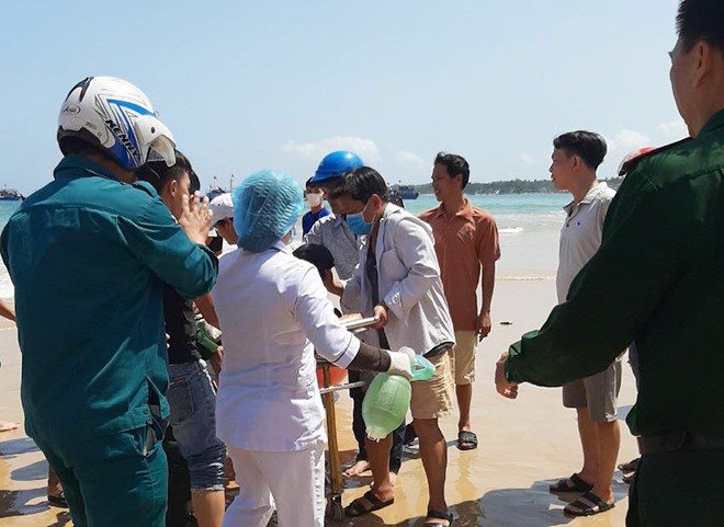 Khẩn trương đưa ngư dân bị nạn vào bờ - ảnh Nguyễn Ngọc 