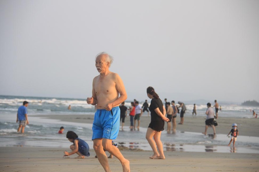 Bãi biển Mỹ Khê (Quản Ngãi) vẫn đông người tắm giữa lệnh cấm - ảnh Nguyễn Ngọc 
