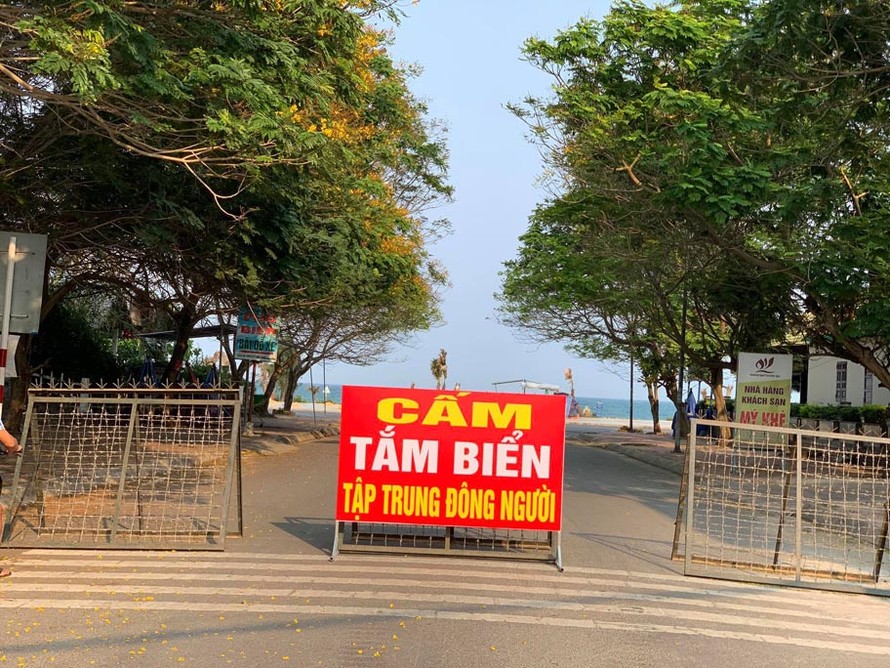 Cấm tắm biển tại biển Mỹ Khê (Quảng Ngãi) - ảnh Nguyễn Ngọc 