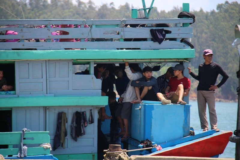 Tàu cá QNg 90399 TS của ông Đặng Dũng đưa 4 trong số 8 ngư dân bị Trung Quốc đâm chìm tàu vào bờ trưa nay 4/4 - ảnh Nguyễn Ngọc 