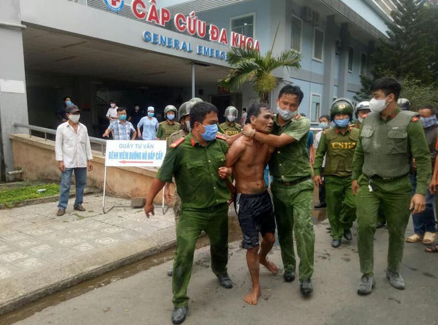 Lực lượng Cảnh sát 113 Công an tỉnh Quảng Ngãi khống chế đối tượng Đinh Văn Máy- ảnh (Công an cung cấp)