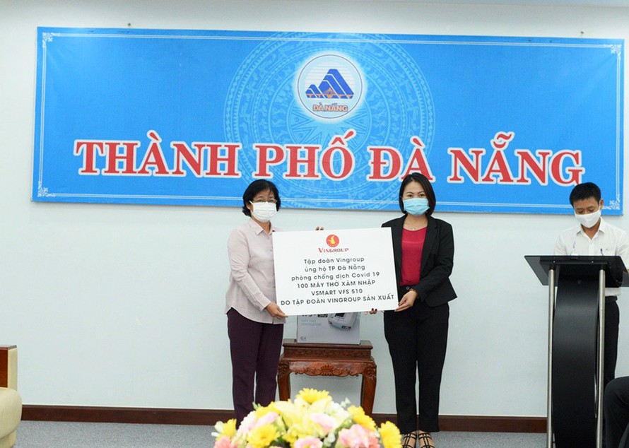 Bà Đặng Thị Kim Liên – Chủ tịch UBMTTQ Việt Nam TP Đà Nẵng (bên trái) thay mặt TP tiếp nhận sự ủng hộ kịp thời của Vingroup.