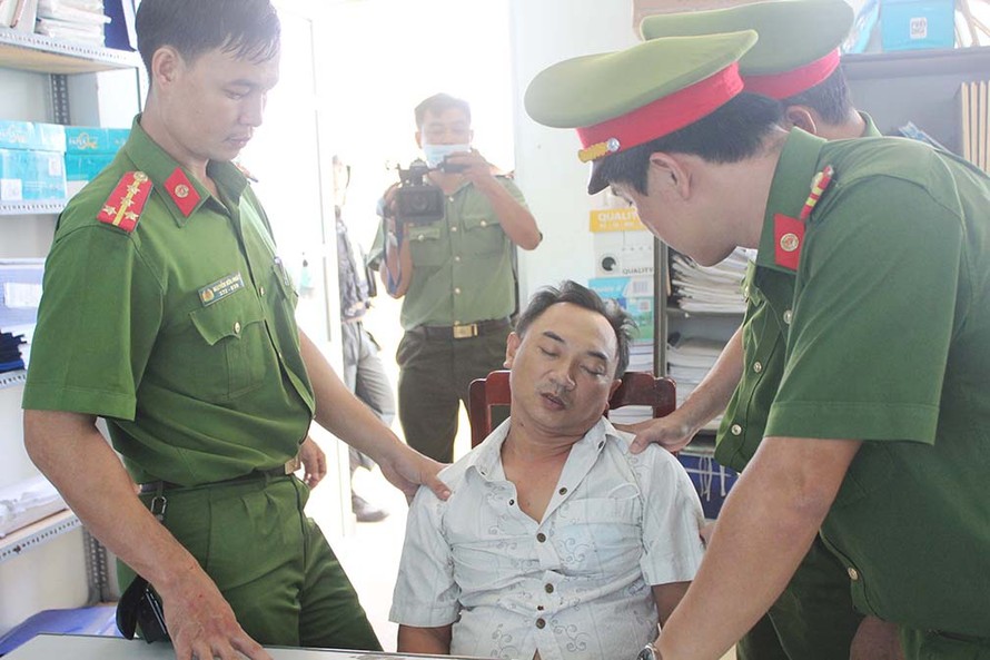 Bị can Phạm Hoàng Huynh ngất xỉu khi nghe Cơ quan điều tra đọc quyết định khởi tố và tạm giam - ảnh Văn Tài 