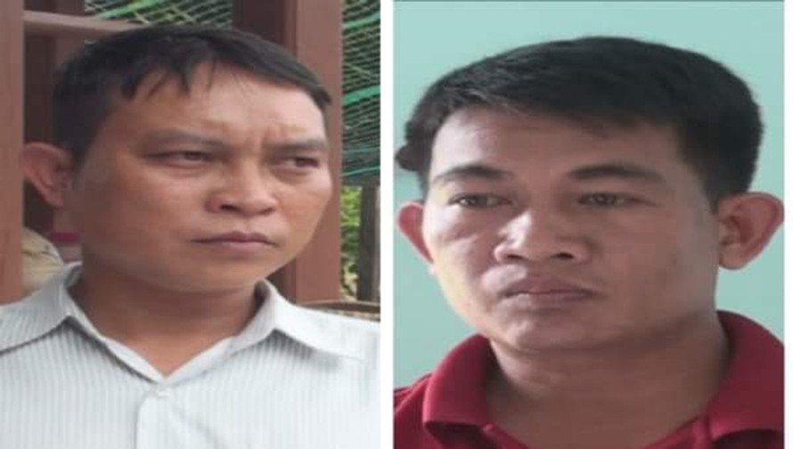 Chủ tịch UBND xã Sô Bá Dựng (áo đỏ) và Kế toán ngân sách xã Phan Trường Giang (áo trắng) bị bắt về tội tham ô 