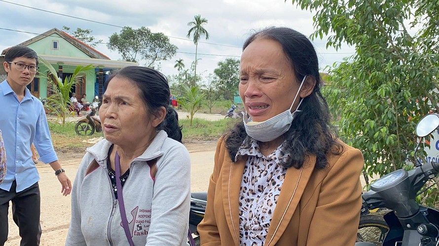 Người thân các nạn nhân mất tích tại thủy điện Rào Trăng 3 chờ đợi trong tuyệt vọng - ảnh Châu Thái 