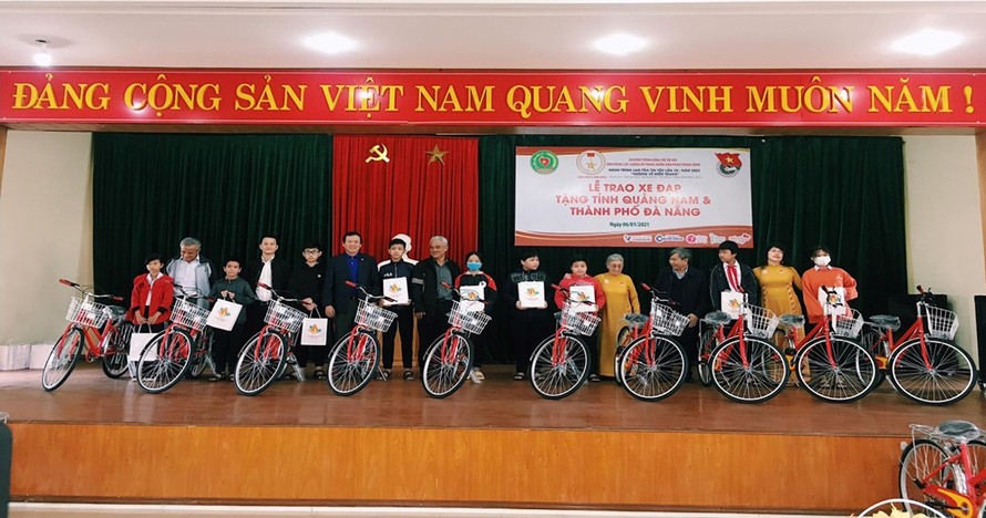 Ông Nguyễn Khôi – phó Ban thường trực Ban liên lạc bộ Cựu cán bộ Đoàn thanh niên Việt Nam phía Nam trao tặng quà cho các em học sinh 
