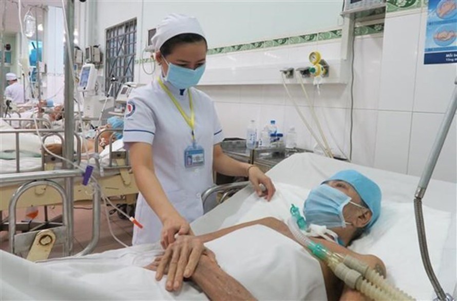Chăm sóc bệnh nhân lao phổi - ảnh TTXVN 