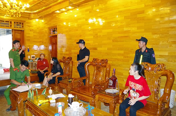 Cơ quan Công an lập biên bản khám xét chỗ ở của đối tượng Hùng Thị Thu Hường (áo đỏ góc phải)