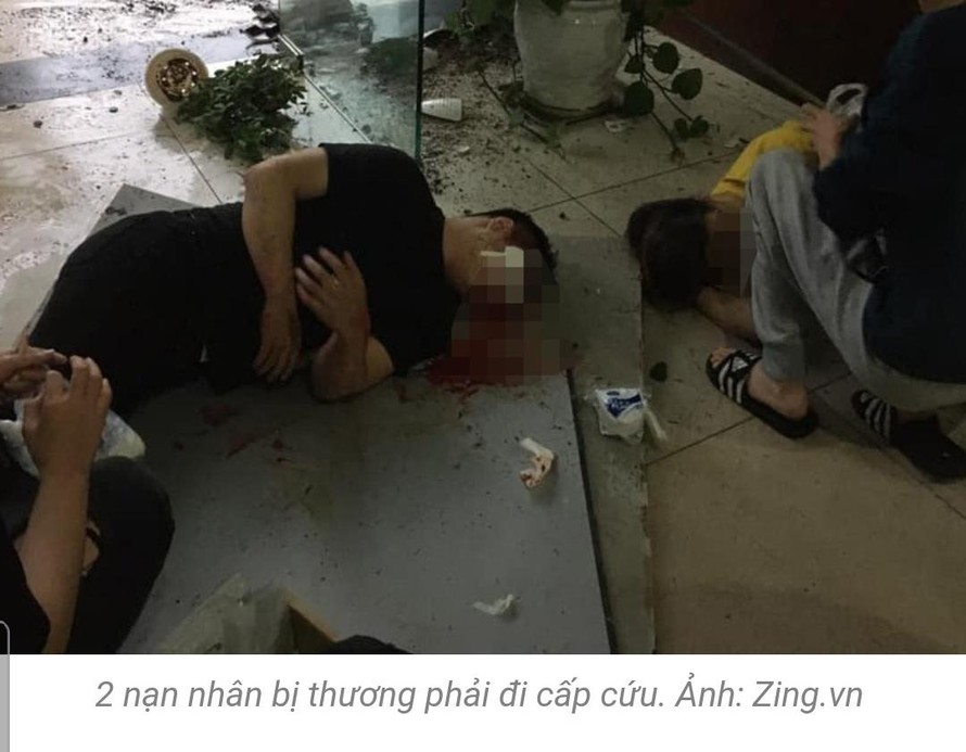 Thủng trần tòa nhà chung cư, hai người rơi xuống đất nguy kịch ở Hà Nội