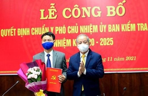 Phó Bí thư Thường trực Tỉnh ủy Thừa Thiên Huế Phan Ngọc Thọ trao quyết định và chúc mừng đồng chí Nguyễn Quang Huy. 