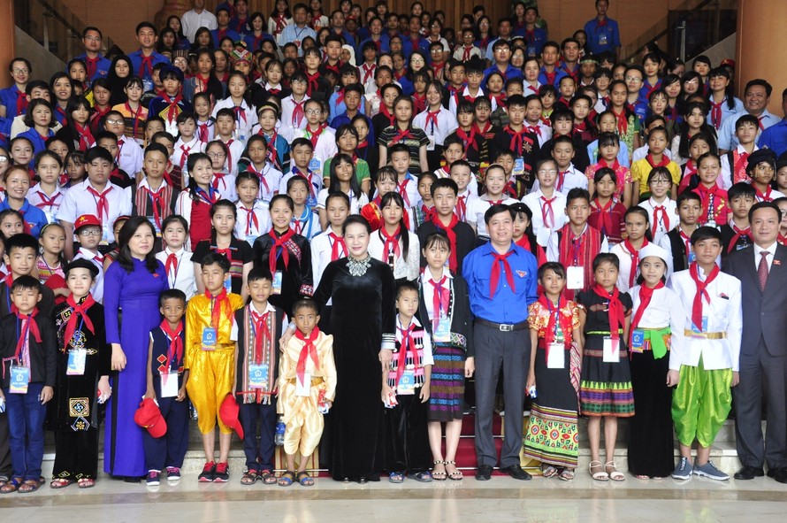Chủ tịch Quốc hội Nguyễn Thị Kim Ngân chụp ảnh lưu niệm với thiếu nhi tiêu biểu xuất sắc các dân tộc năm 2017.