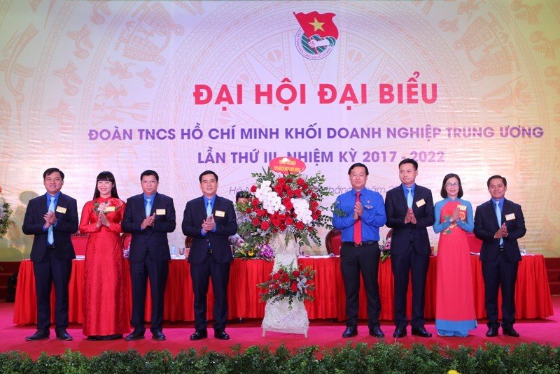 Bí thư thứ nhất T.Ư Đoàn Lê Quốc Phong (thứ 4, bên phải) tặng hoa chúc mừng đại hội Đoàn Khối doanh nghiệp T.Ư lần thứ III, nhiệm kỳ 2017 - 2022. Ảnh: Bảo Anh 
