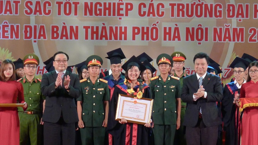 Bí thư Thành ủy Hà Nội Hoàng Trung Hải trao phần thưởng cho các thủ khoa xuất sắc 