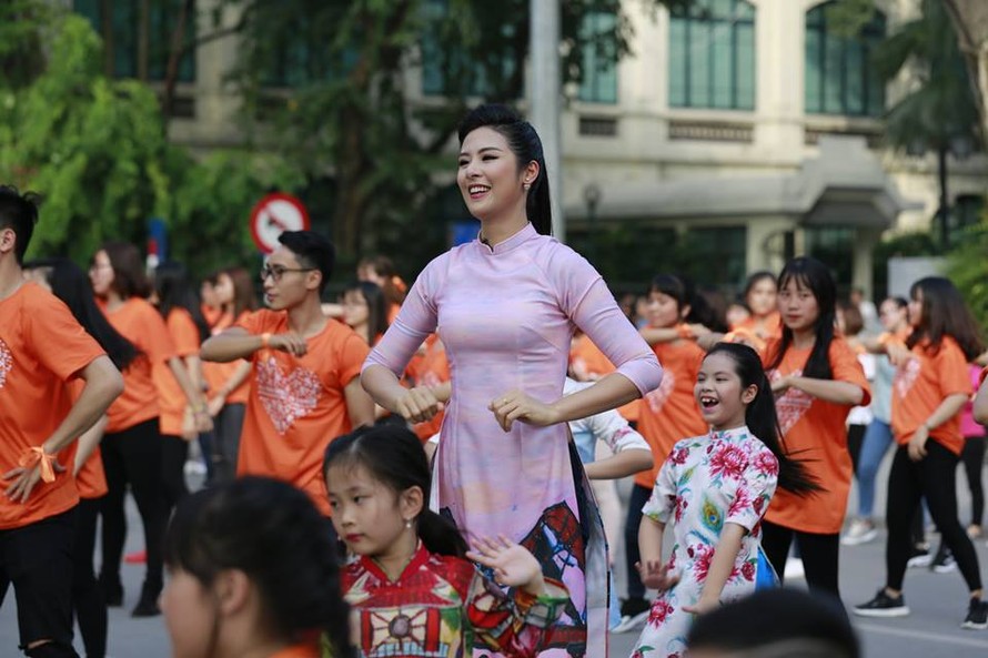 Hoa hậu Ngọc Hân cùng các bạn trẻ tham gia "Nhảy!Vì sự tử tế" năm 2016 