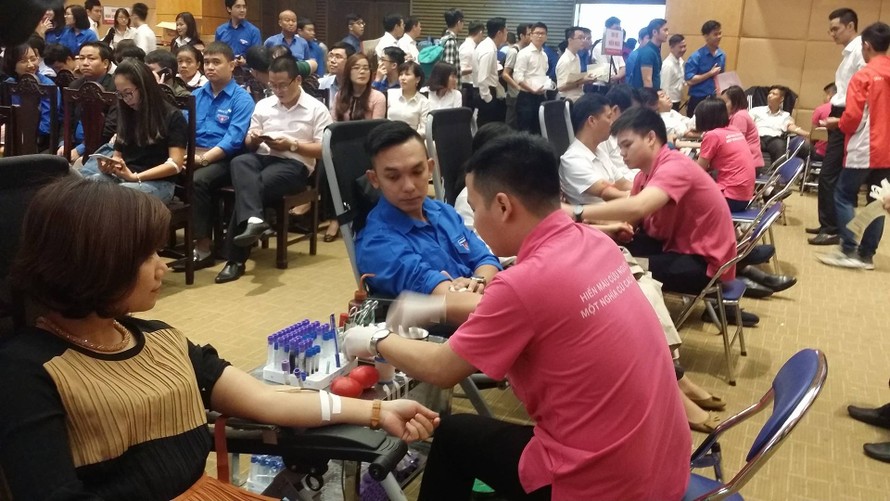 Đông đảo ban trẻ tham gia hiến máu 