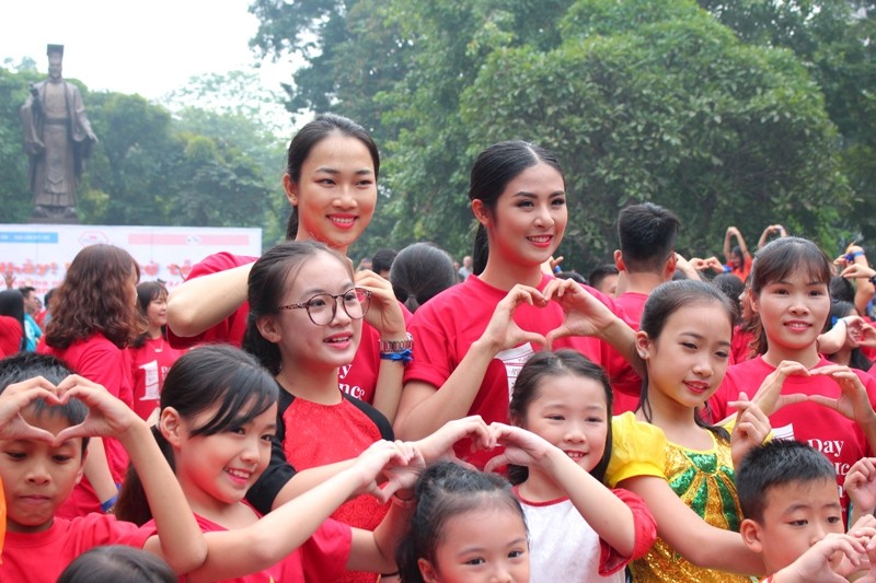 Hoa hậu Ngọc Hân và các người đẹp tham gia nhảy hưởng ứng Ngày thế giới tử tế 
