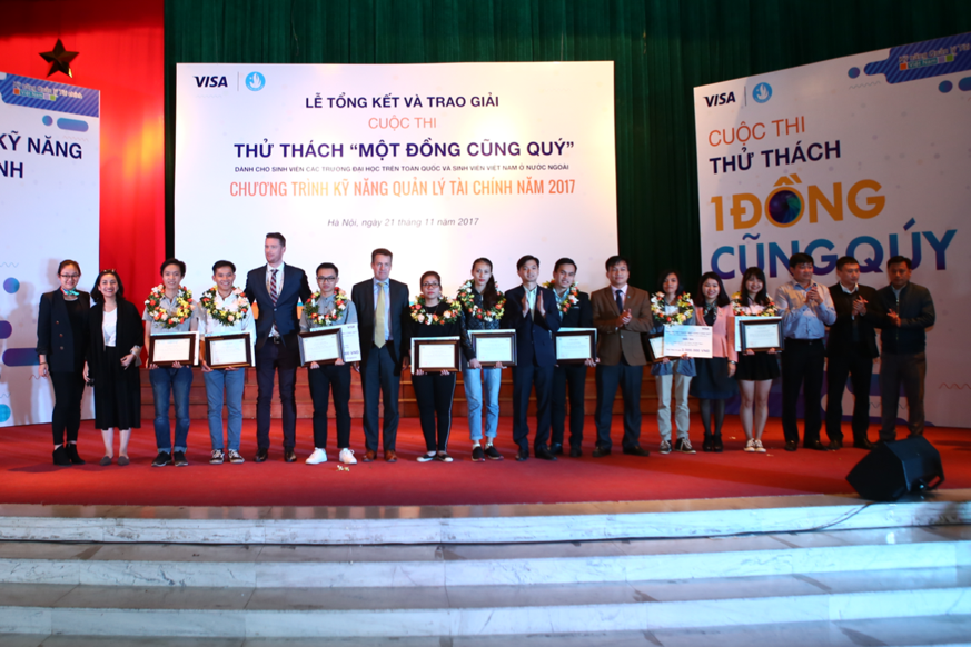 Ban tổ chức trao giải cho các sinh viên đoạt giải tại chương trình