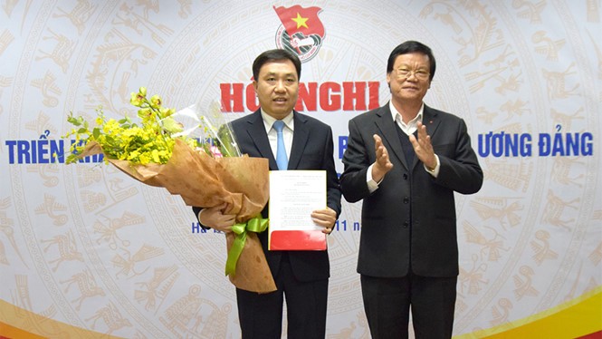 Bí thư thường trực T.Ư Đoàn Nguyễn Mạnh Dũng (trái) nhận quyết định làm Phó Bí thư Tỉnh ủy Hà Giang