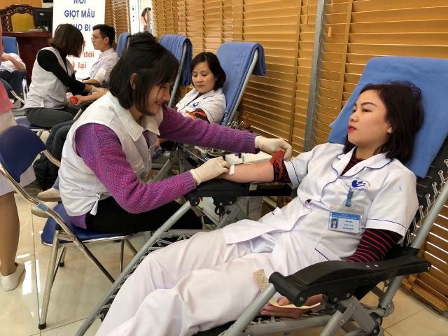 Đông đảo bác sĩ hiến máu tình nguyện vì bệnh nhân