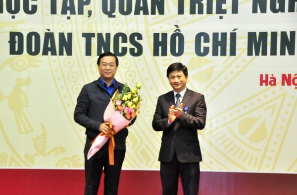 Bí thư thứ nhất T,Ư Đoàn Lê Quốc Phong nhận hoa chúc mừng thành công ĐH Đoàn toàn quốc lần thứ XI từ Đảng ủy Tập đoàn VNPT trao tặng.