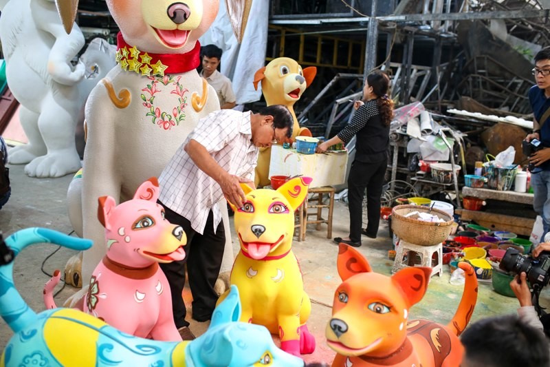 Những linh vật tại đường hoa Nguyễn Huệ đang được các nghệ nhân chăm sóc, hoàn thiện