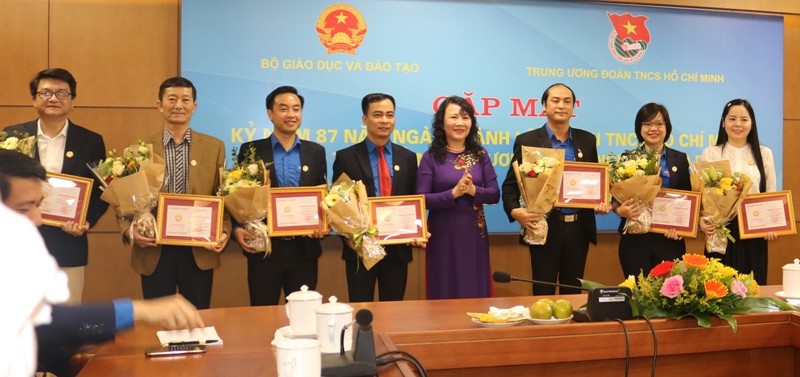Thứ trưởng Bộ Giáo dục và Đào tạo Nguyễn Thị Nghĩa trao tặng Kỷ niệm chương "Vì sự nghiệp giáo dục" cho cán bộ T.Ư Đoàn