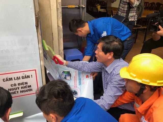 Các đại biểu trang trí tủ điện tại khu đô thị Xa La, Hà Đông