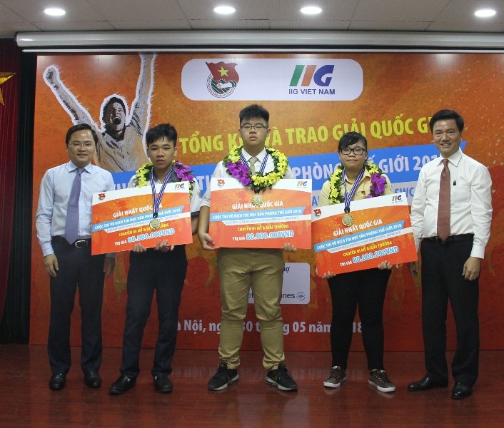 Bí thư thường trực T.Ư Đoàn Nguyễn Anh Tuấn trao giải thưởng cho 3 thí sinh xuất sắc nhất cuộc thi.