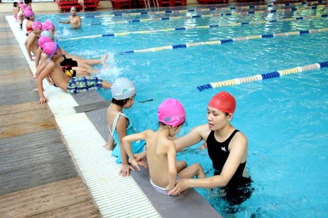 61 em nhỏ trên địa bàn quận Hai Bà Trưng bắt đầu khóa học bơi miễn phí