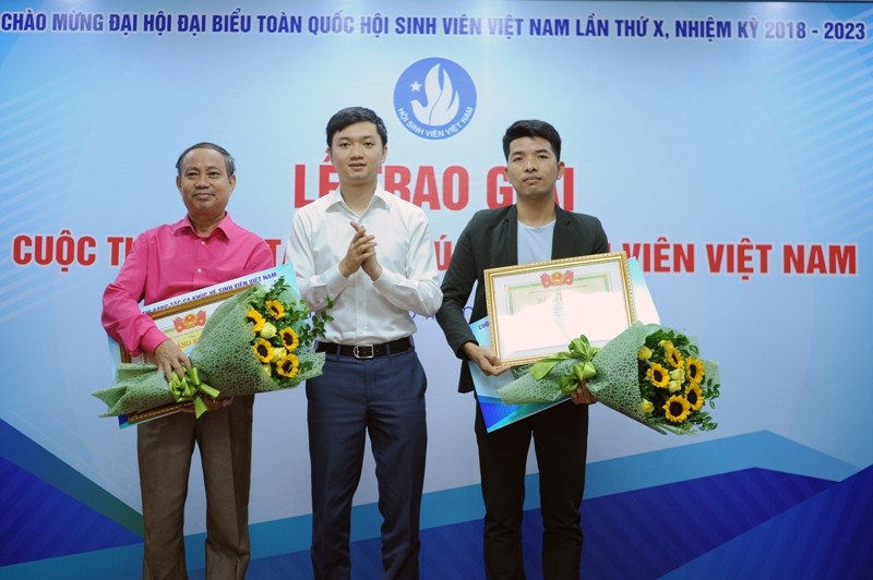 Ban tổ chức trao giải Nhì cuộc thi sáng tác ca khúc về Sinh viên Việt Nam.