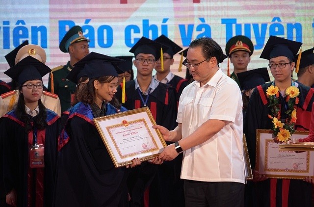 Bí thư Thành ủy Hà Nội Hoàng Trung Hải trao bằng khen cho các Thủ khoa sắc tốt nghiệp các trường đại học, học viện năm 2018