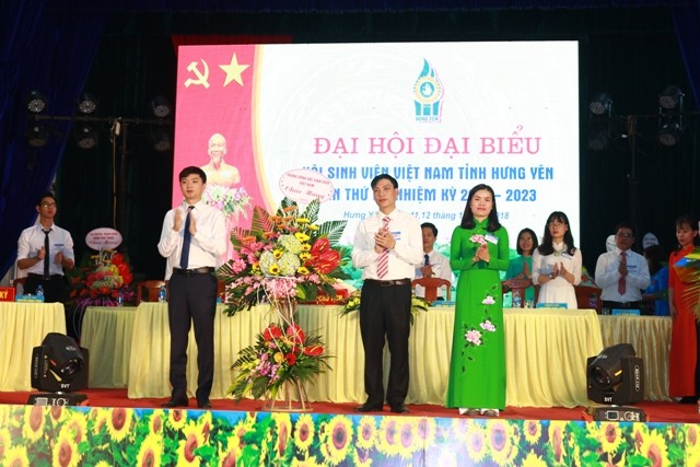 Anh Nguyễn Minh Triết, Phó Chủ tịch thường trực T.Ư Hội Sinh viên Việt Nam ( ngoài cùng, bên trái ) tặng hoa chúc mừng đại hội.