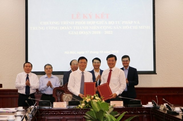 Bí thư thứ nhất T.Ư Đoàn Lê Quốc Phong và Bộ trưởng Bộ Tư pháp Lê Thành Long ký kết chương trình phối hợp hai bên giai đoạn 2018 - 2022.