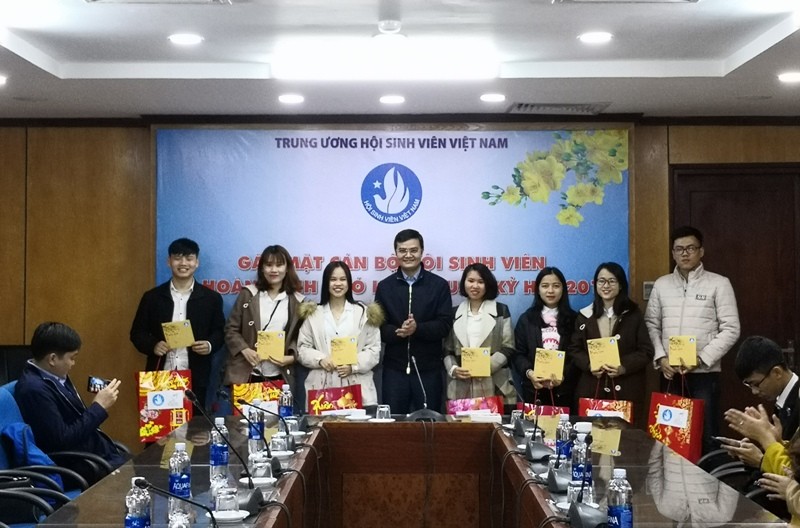 Anh Bùi Quang Bùi, Bí thư T.Ư Đoàn, Chủ tịch Hội Sinh viên Việt Nam tặng quà cho các cán bộ Hội Sinh viên có hoàn cảnh khó khăn đón Tết Nguyên Đán.