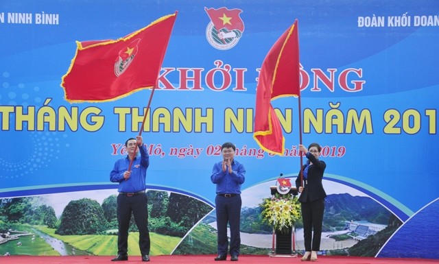 Bí thư thường trực Trung ương Đoàn Nguyễn Anh Tuấn trao cờ lệnh cho đại diện hai đơn vị tại lễ khởi động Tháng Thanh niên 2019