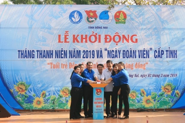 Các đại biểu bấm nút khởi động Tháng Thanh niên của tuổi trẻ Đồng Nai.