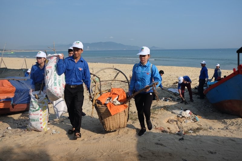 Các bạn thanh niên tham gia làm sạch biển tại lễ khởi động "Tháng ba biên giới" Bình Định