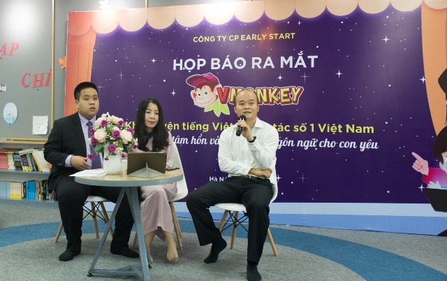 CEO Công ty CP Early Start Đào Xuân Hoàng giới thiệu về Vmonkey, với sự tham gia của bà Phan Hồ Điệp, mẹ của "thần đồng" Đỗ Nhật Nam