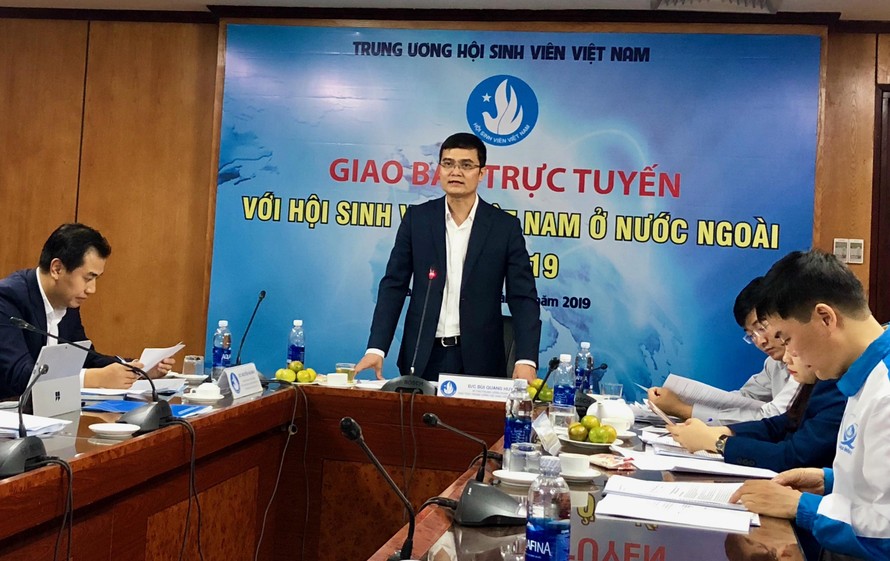 Anh Bùi Quang Huy, Bí thư T.Ư Đoàn, Chủ tịch T.Ư Hội SVVN chủ trì buổi giao ban trực tuyến với các Hội SVVN ở nước ngoài.