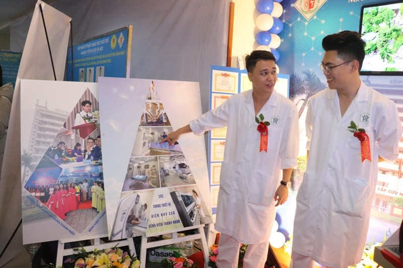 Các bác sĩ trẻ tham gia Hội thao Kỹ thuật sáng tạo tuổi trẻ ngành Y tế khu vực Hà Nội lần thứ XXVIII, năm 2018