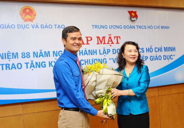 Thứ trưởng Nguyễn Thị Nghĩa thay mặt lãnh đạo Bộ Giáo dục và Đào tạo tặng hoa chúc mừng 88 năm Ngày thành lập Đoàn TNCS Hồ Chí Minh.